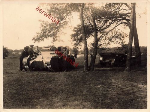Panzersoldaten bei der Ausbildung am Panzer 1 Sd. Kfz. 101