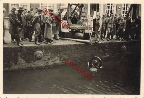Deutsche Soldaten beim Bergen Motorrad mit Autokran Kanal Gent Belgien