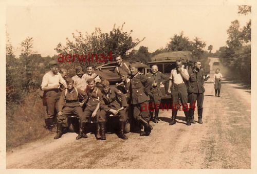 Deutsche Soldaten mit LKW Sanitätsabteilung Fahrt nach Mayenne Frankreich