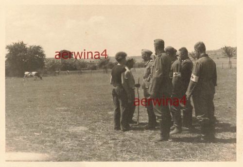 Deutsche Soldaten mit französischen Bauern bei Troyes Frankreich