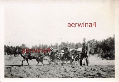 Deutscher Soldat mit franz. Flüchtlingen bei Reims Frankreich