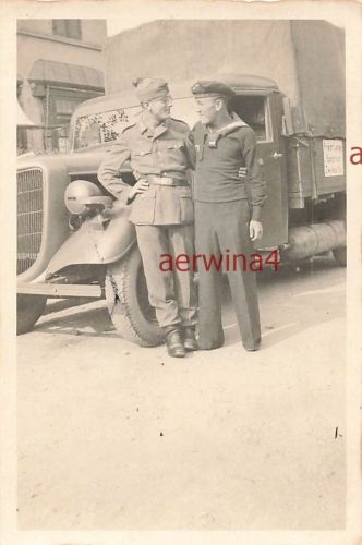 Soldat mit Matrosen am LKW Ford V8 Spedition Zwickau 1943