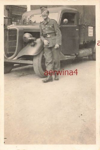 Deutscher Soldat am LKW Ford V8 Spedition Zwickau
