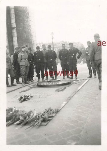 Deutsche Panzersoldaten am Grab des unbekannten Soldaten Paris Frankreich