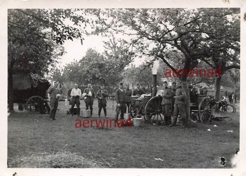 Deutsche Soldaten an der Gulaschkanone Feldküche bei Brügge Belgien