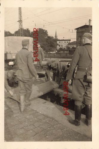 Deutsche Soldaten beim Verladen vom LKW auf Transportzug Bahnhof Travemünde