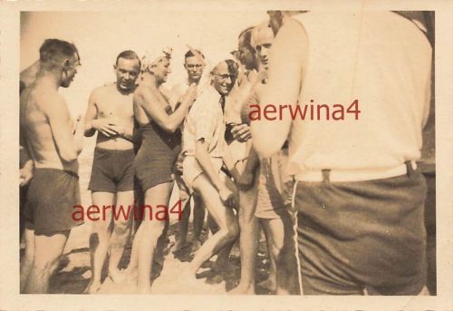 Deutsche Soldaten mit Tante Lene am Strand Deauville Frankreich