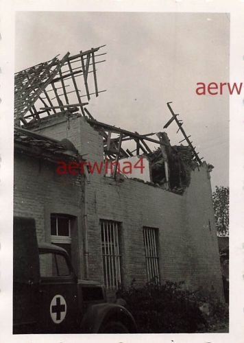 Deutscher SANKRA am zerstörten Haus in Waregem Belgien