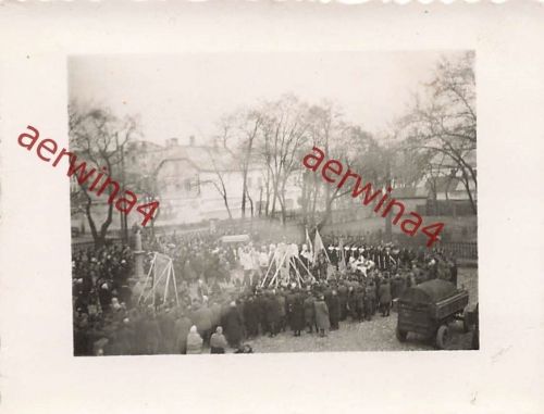 Ostern Kirchgang Polen mit deutschen Soldaten am Kloster Krasnystaw Polen