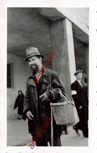 Polnischer Mann J beim Einkauf in Sandomierz Polen