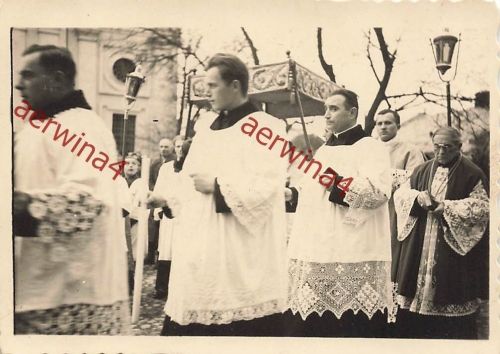 Polnischer Pfarrer bei Ostern Kirchgang am Kloster Krasnystaw Polen