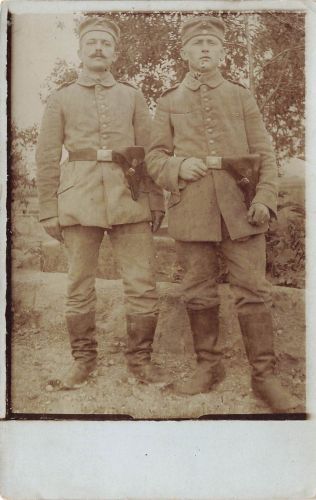 Foto-AK 1.WK Deutsche Soldaten mit Pistolen Walter 08