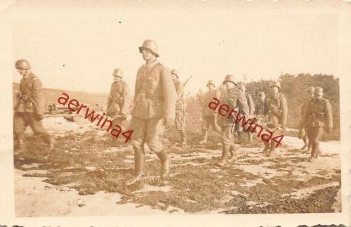 Deutsche Soldaten tragen MG 08 auf Lafette zum Übungsplatz