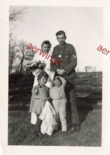 Deutscher Soldat mit EK-2 bei Hochzeit mit Frau und Kindern