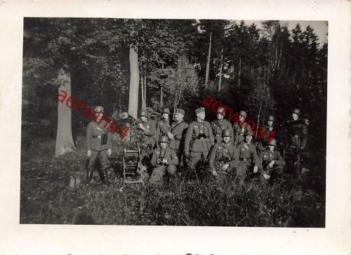 Deutsche Soldaten mit MG 08 auf Lafette beim Fliegerbeschuss