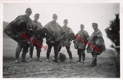 Deutsche Soldaten mit Zeltplane überzogen gegen Regen
