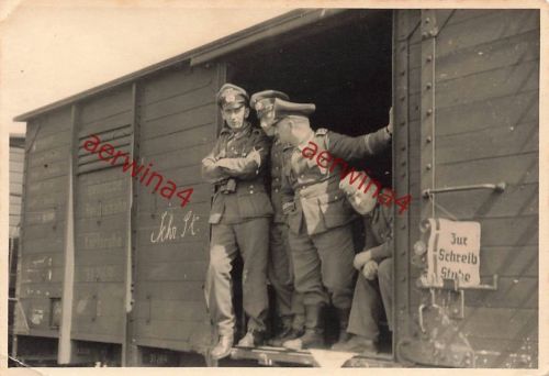 Bahntranssport an die Ostfront mit Schreibstube im Waggon Deutsche Soldaten