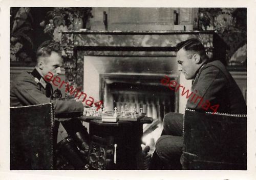 Deutsche Offiziere beim Schach spielen am Kamin Schloss in Frankreich