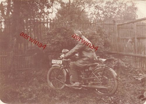 Mann mit Lederhaube auf Motorrad DKW mit Kennung