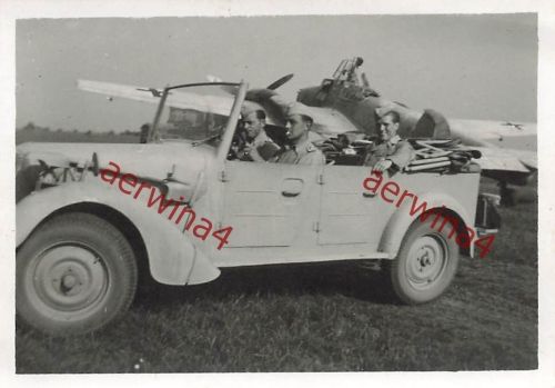Deutsche Soldaten Kübelwagen mit Tatra 57 k am Flugzeug Me Bf 110 Griechenland