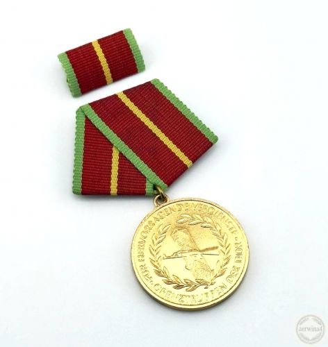 DDR Verdienstmedaille der Grenztruppen der DDR in Gold Bartel 280c