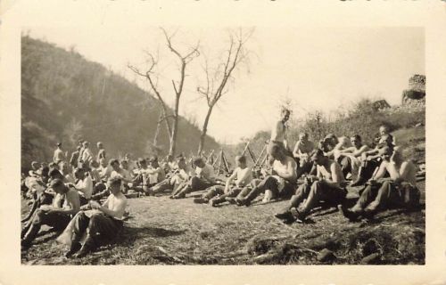 nackte Soldaten bei Nähstunde in Serbien