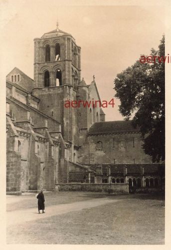 Französische Frau an der Kirche in Vézelay Frankreich