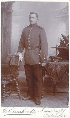 Soldat mit Dolch,Schirmmütze Atelier Naumburg Kabinettfoto