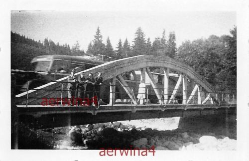 Deutsche Soldaten mit Omnibus auf Brücke in Norwegen