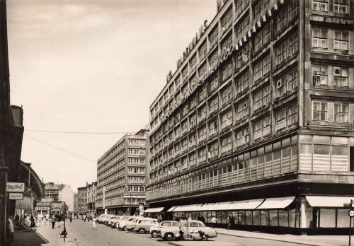 Straßenansicht mit Pkws HO-Warenhaus am Alex Berlin Postkarte AK