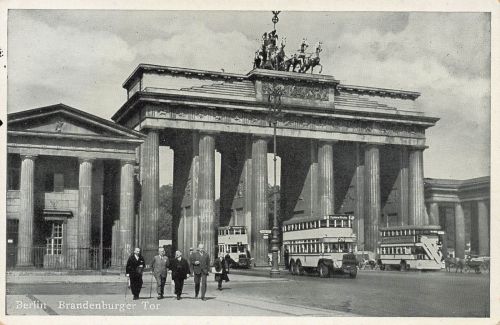Brandenburger Tor mit Bussen in Berlin Postkarte AK 1938