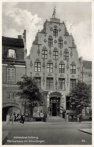Merkurhaus mit Schwibbogen in Ostseebad Kolberg Pommern Postkarte AK
