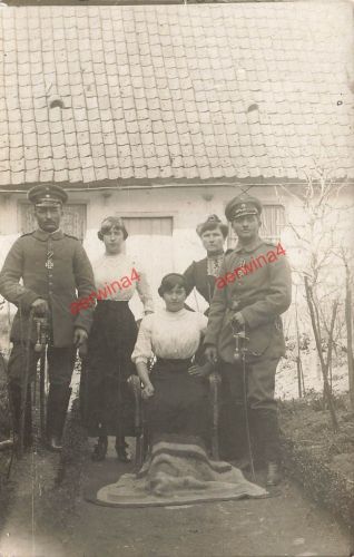 Foto AK 1.WK Soldaten Vater und Sohn mit EK-2 Säbel mit Familie