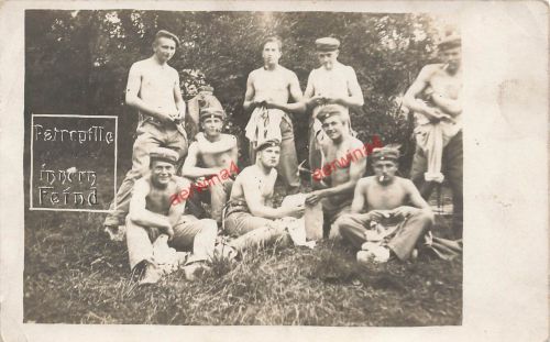 Foto AK 1.WK nackte Soldaten auf Läusejagd