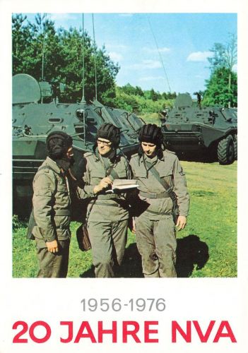 DDR Panzerwagen, Soldaten 20 Jahre NVA 1956-1976 Postkarte AK