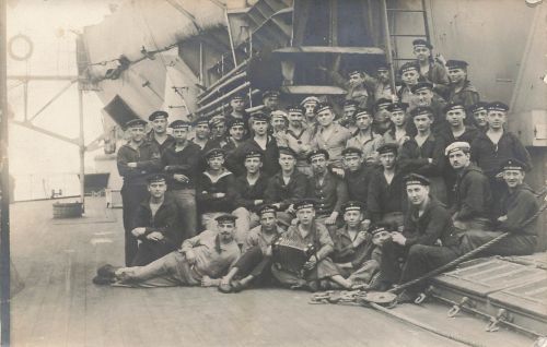 Fotokarte 1.WK deutsche Matrosen verschiedene Mützenbänder Schiffsbesuch