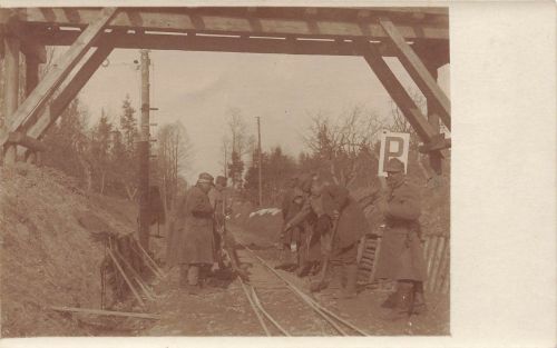 Fotokarte 1.WK Italiener beim ausbessern der Kleinbahn zur Front