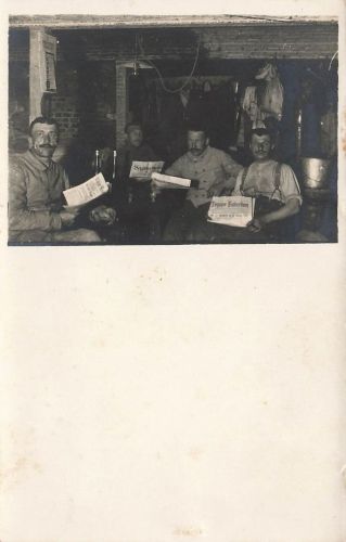 Fotokarte 1.WK Deutsche Soldaten Zeitung lesen Leipziger Volkszeitung im Bunker