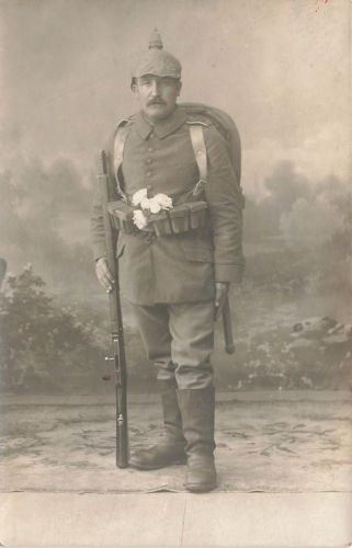 Fotokarte 1.WK Portrait deutscher Soldat Schulterklappe 178 Pickelhaube