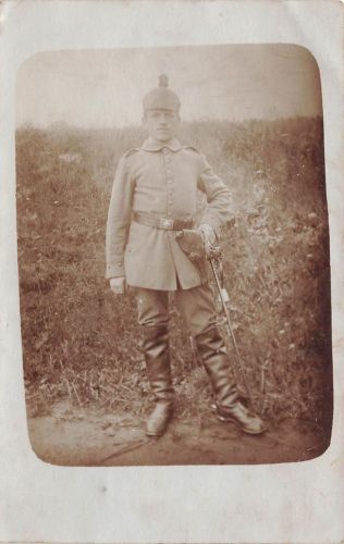 Fotokarte 1.WK deutscher Soldat mit Pickhaube Artillerie Pistole und Degen