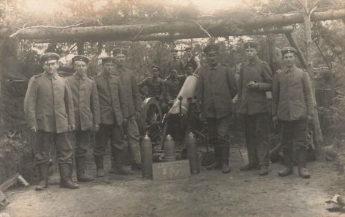 Fotokarte 1.WK deutsche Soldaten Mörser Geschützstellung mit Granaten