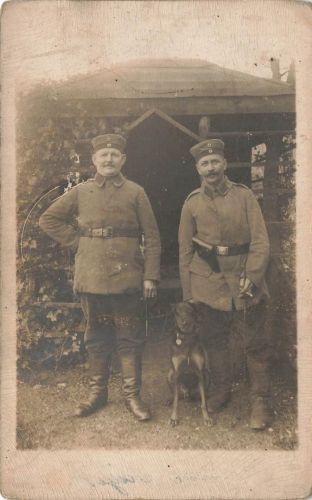 Fotokarte 1.WK deutsche Soldaten Pistole und Hund Dobermann