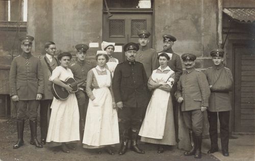 Foto 1.WK verletzte Soldaten mit Feldarzt Krankenschwestern vor Lazarett