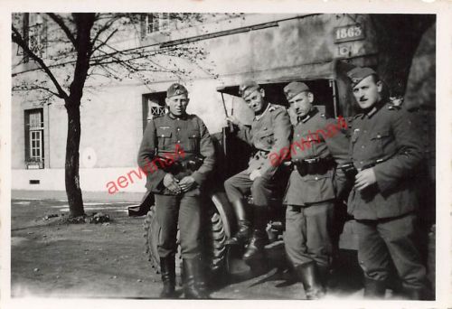 Soldaten mit USA Beute LKW Chevrolet C-8 Kaserne Proteau Cherbourg Frankreich