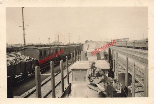 Deutscher Soldat Kübelwagen Zugfahrt an die Ostfront