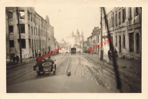 Deutsche Kradschützen mit Motorrad an Kathedrale Smolensk Russland Ostfront