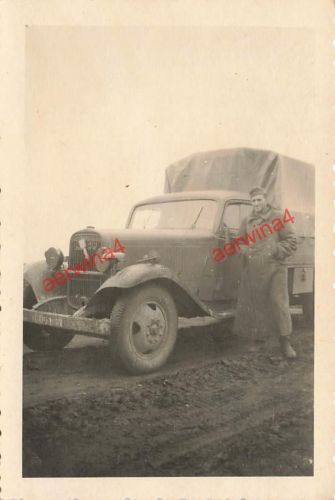 Soldat mit LKW Opel Blitz Rollbahn Smolenks Russland Ostfront