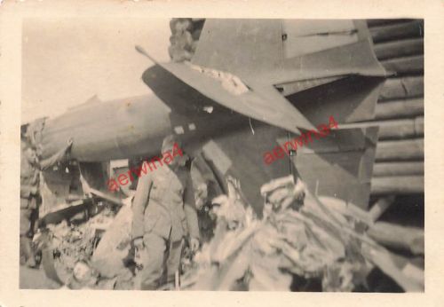 Deutscher Soldat am abgeschlossenem Flugzeug am Haus bei Smolensk Russland Ostf.