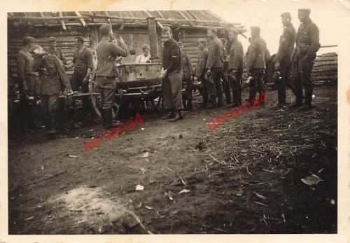 Deutsche Soldaten an Gulaschkanone Feldküche Smolensk Russland Ostfront