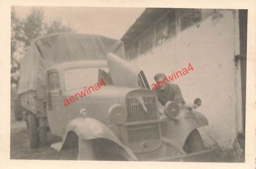 Deutscher Soldat mit LKW Opel Blitz Quartier bei Smolensk Russland Ostfront